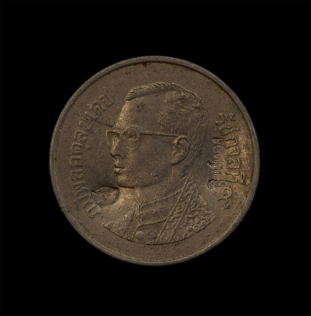 15Jun24 (214)ap.jpg - เหรียญ 1 บาท เงินขวัญถุง หลวงปู่สิงห์ทอง ปภากโร อายุ 105 ปี พ.ศ.2559 วัดป่าธรรมวิเวก(ซับตารี) จ.จันทบุรี ตอกโค๊ต ทองคำ สิงห์ทอง พร้อมรูปถ่ายหลวงปู่ คู [..] | https://kamulet.in.th